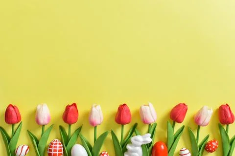 A mock-up of an invitation with tulips and Easter eggs. happy Easter. Copy sp Foto stock