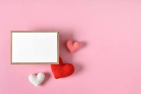 A mock-up of a kraft envelope with a blank sheet and knitted hearts. Valentin 库存照片
