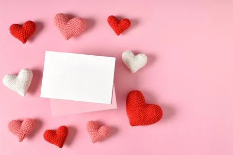 A mock-up of a kraft envelope with a blank sheet and knitted hearts. Valentin Foto stock