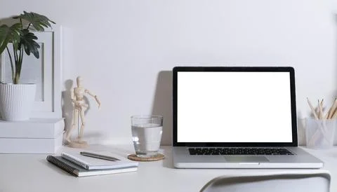 Mock up laptop computer with empty screen, coffee cup, potted plant on whit.. Stock-Fotos