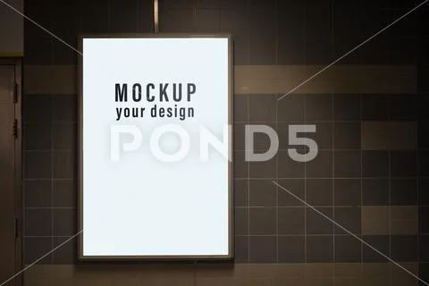 Mock up of light box in a city on the wall Plantilla PSD