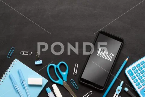 Mock up mobile phone for back to school background concept PSD Template