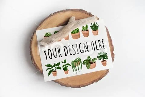 Mock up of postcard on wooden cut tree section on white table Modello PSD