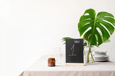 Mock up table tent with words table 1 on restaurant table with tropical bouqu Foto stock