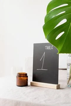 Mock up table tent with words table 1 on restaurant table with tropical bouqu Foto stock
