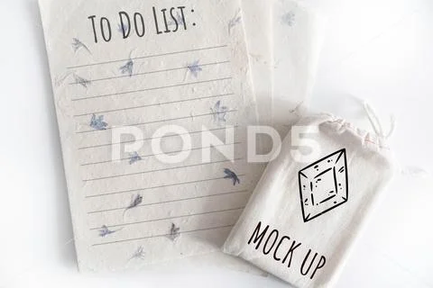 Mock up of tarot deck cotton bag with texture paper sheets on white background Modello PSD