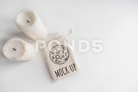 Mock up of tarot deck cotton bag and candles on white background PSD-Vorlage