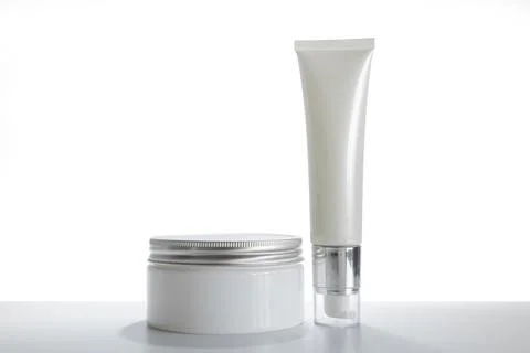 Mock-up two empty container cream pump bottles and a cream jar for skincare i Foto stock