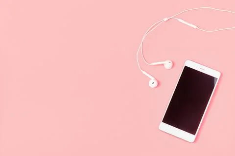 Mockup and flat lay template with white color phone smartphone and headphones Foto stock