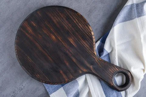 Mockup background cutting board or serving board next to linen napkin Stock Photos