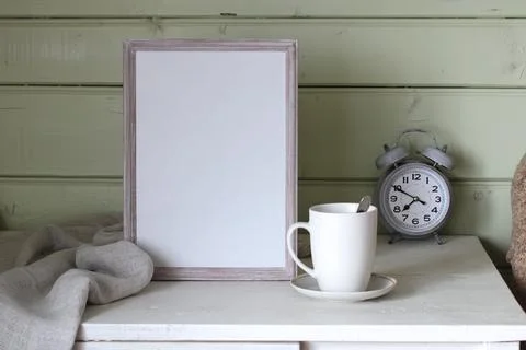 A mockup cottage with an empty frame on the table. Foto stock