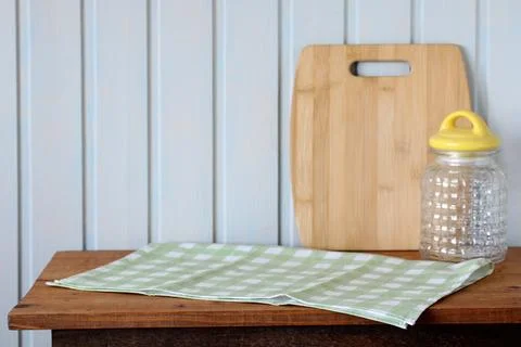 Mockup of an empty table with a green checkered tablecloth in the kitchen. Stock-Fotos