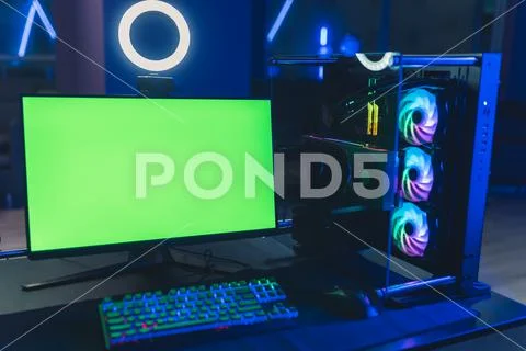 Photograph: Mockup green screen desktop computer monitor in gamer cafe ...