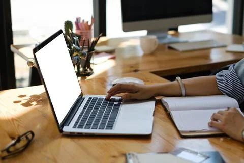 Mockup laptop computer with blank screen. Business people meeting and Foto stock