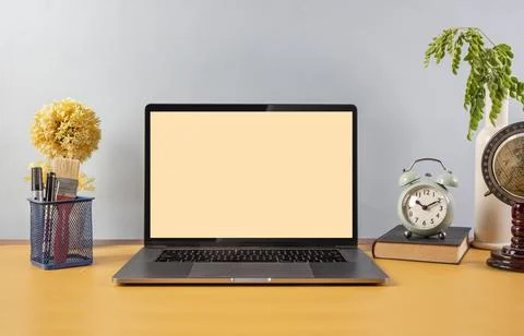 Mockup of modern blank screen lap on office table Foto stock