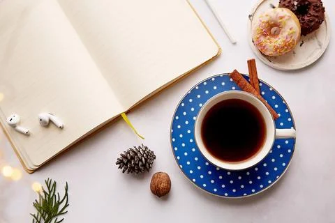 Mockup notepad with coffee cup, doughnuts, earphones, Christmas decorations in Foto stock