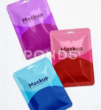 Mockup of three sachets for beauty products on a white background Modello PSD