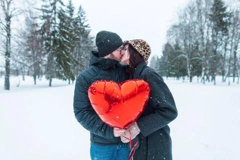 Mode stilvolle Liebhaber Paar Frau und Mann in stilvollen Winterkleidung h... Stock Photos