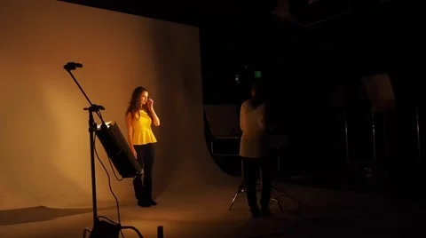 Model and Lights Stockbeeldmateriaal 56680023