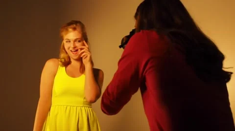 Model and Photographer Stockbeeldmateriaal 56680022