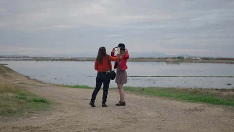 The model and the photographer interact before taking the photo Stock Footage 280276663