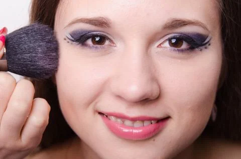 Model is applied to the face powder Foto stock