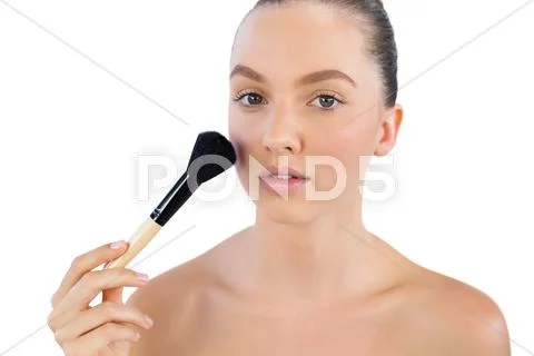 Model applying face powder with brush Stock-Fotos