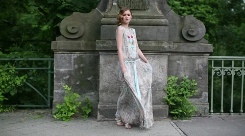 Model on Berlin Bridge Vídeo Stock 31789205