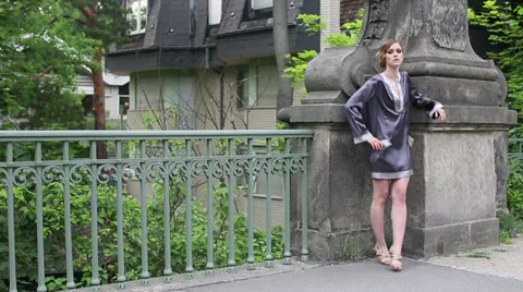 Model on Berlin Bridge Vídeo Stock 31795652