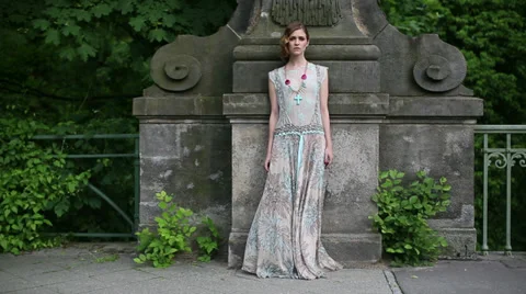 Model on Berlin Bridge Vídeo Stock 31800541