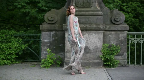 Model on Berlin Bridge Vídeo Stock 31801432