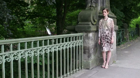 Model on Berlin Bridge Vídeo Stock 31804361