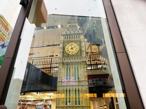 Model of Big Ben clock tower displayed in a shop window with reflections in.. 스톡 사진