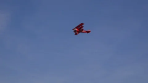 Model biplane in the sky doing aerobatics Uk 4K Видео 115940338
