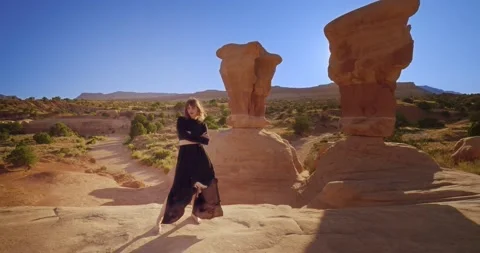 Model with Black Dress blowing in the Wind in the Utah Desert 4K Vídeos de archivo 138340280