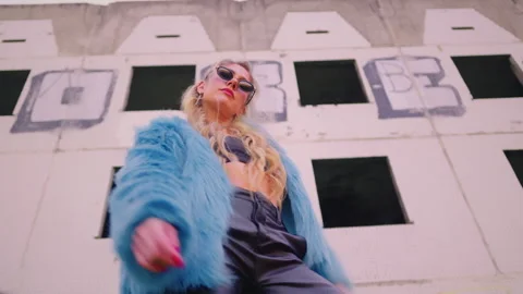 Model in blue fur coat posing. style. trend fashion Vidéo 304271983