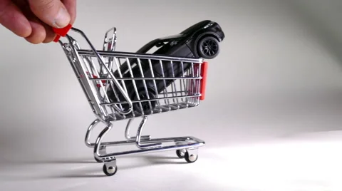 Model car in model shopping trolley - keys added. Vídeos de archivo 58212087