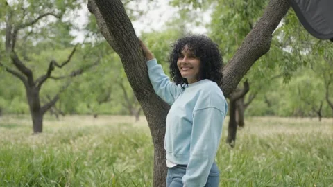 Model with curly hair posing for camera in a field during photoshoot.MOV 動画素材 277772113