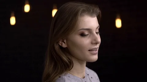 Model dances make-up artist applies powder Vídeo Stock 85757552