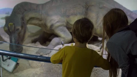 Model of dinosaur guarding the laying of eggs with hatching small dinosaurs Video stock 101767032