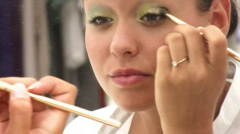 Model doing her makeup Video stock 605168