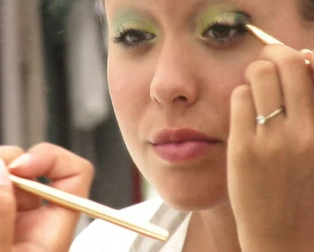 Model doing her makeup Vidéo 605172
