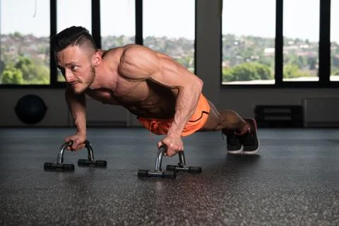 Model Doing Press Ups In Gym Stock-Fotos