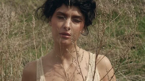 Model in dress posing on nature 库存影片 76203800