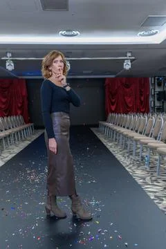Model elegantly poses on the runway after a stunning show Foto stock