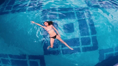 Model Enjoy Relaxing In swimming pool aerial view 動画素材 102240712