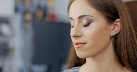 Model with false eyelashes looks in the mirror in beauty salon Stock Footage 126184071