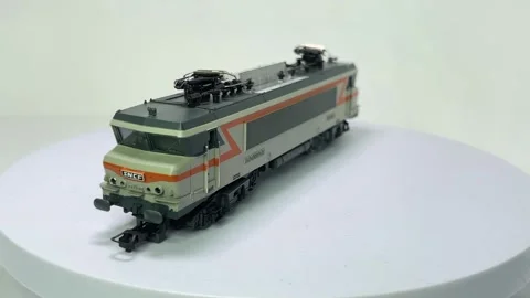 Model of French SNCF BB 22201 bicurrent electric locomotive Vídeos de archivo 320945891