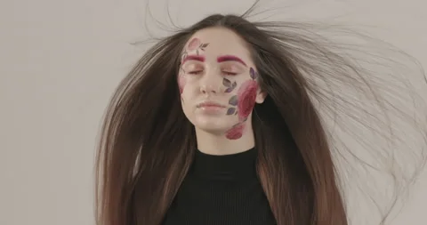 Model gets high with developing hair while shooting in the studio Vídeos de archivo 164469736
