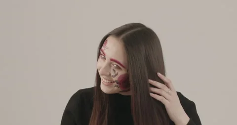 Model gets high with developing hair while shooting in the studio 스톡 동영상 178139820